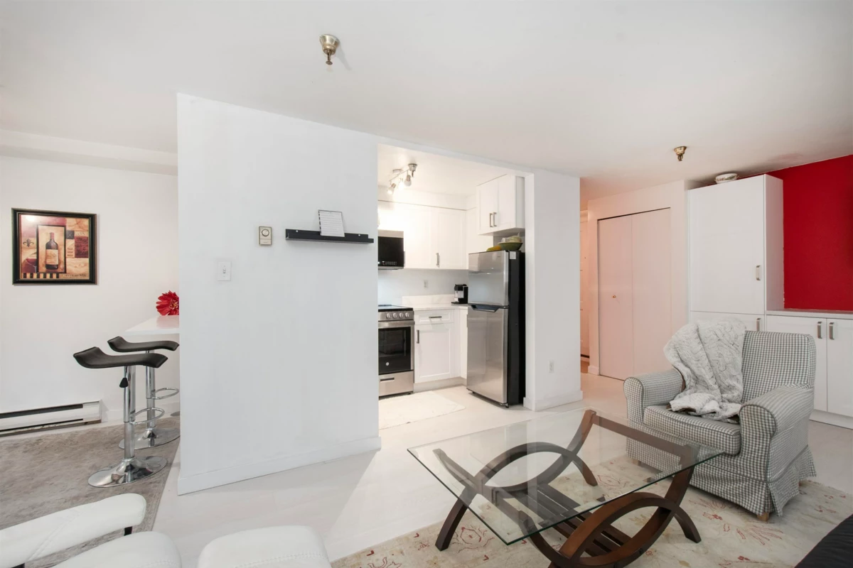 Kitchen Island Photo of 118 1363 Clyde Avenue, West Vancouver, BC