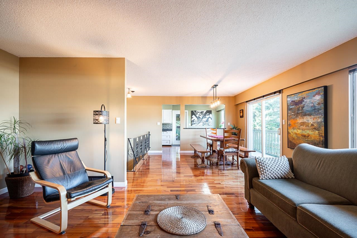Kitchen Island Photo of 21674 Manor Avenue, Maple Ridge, BC