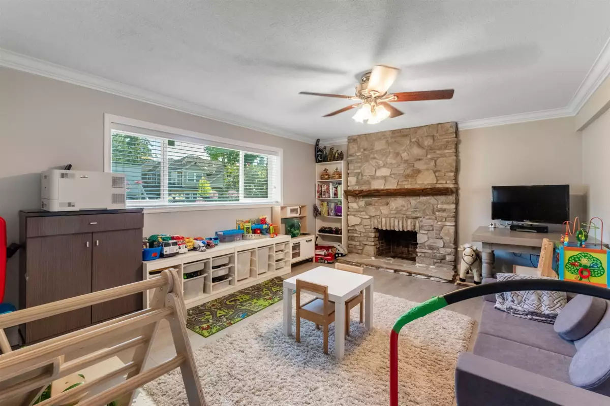 Living Room Photo of 14917 92 Avenue, Surrey, BC