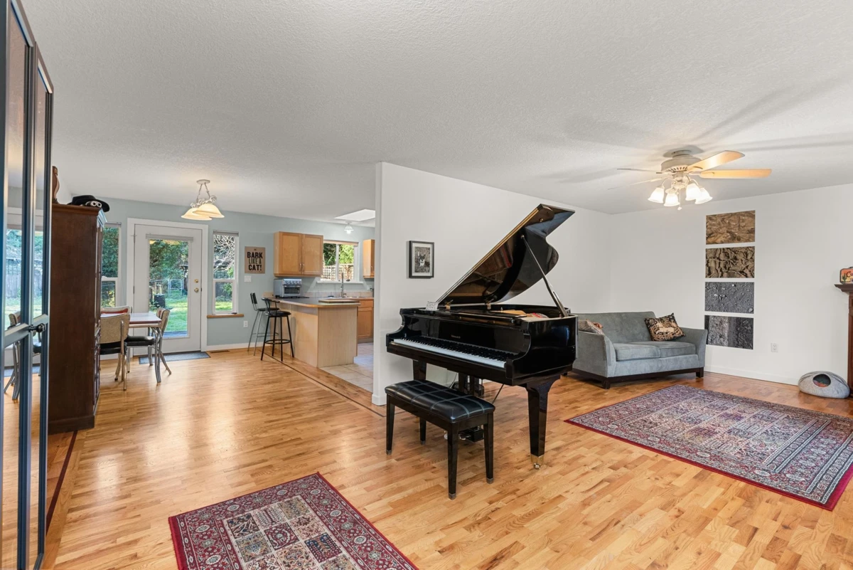 Dining Area Photo of 1559 Park Avenue, Roberts Creek, BC