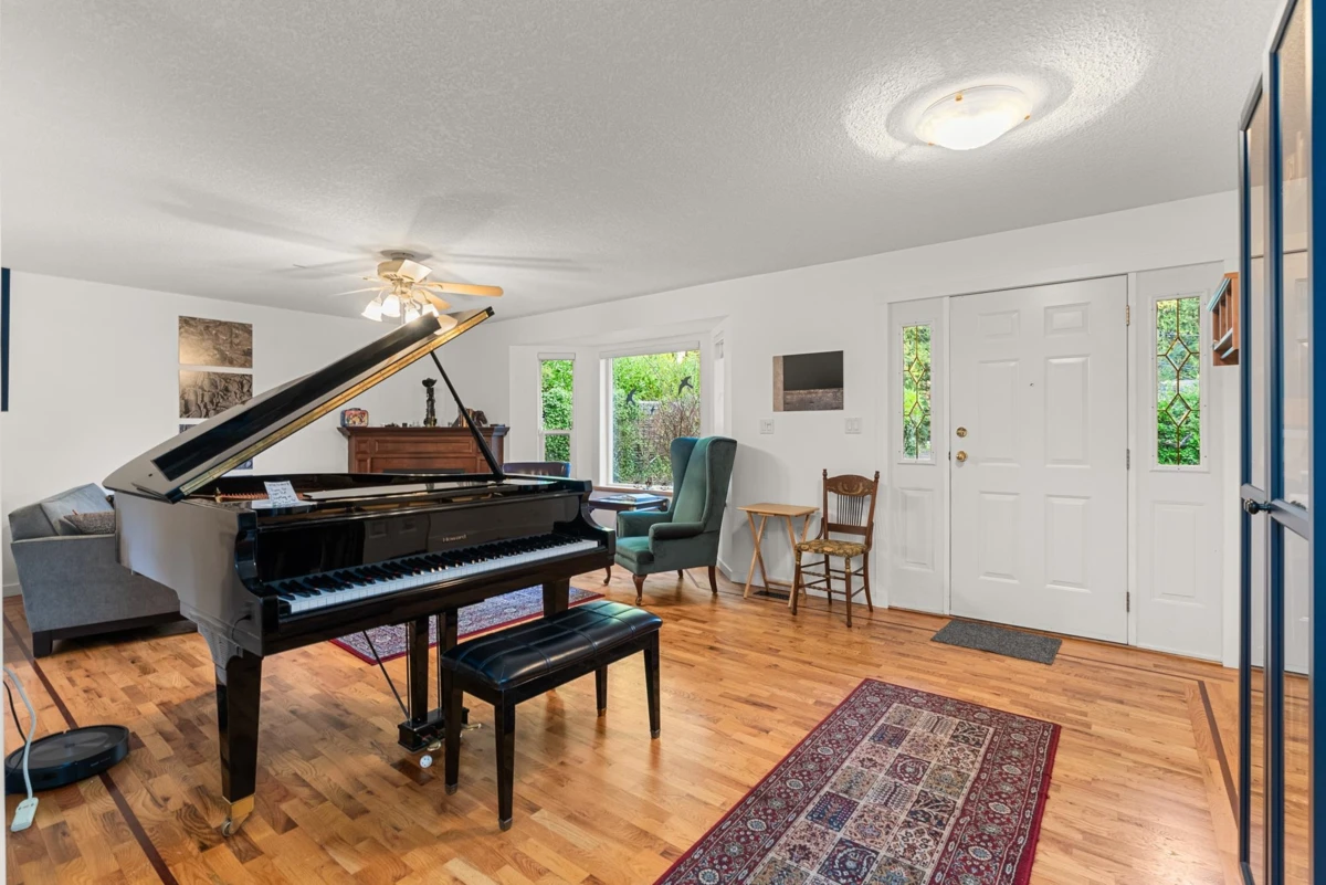 Family Room Photo of 1559 Park Avenue, Roberts Creek, BC
