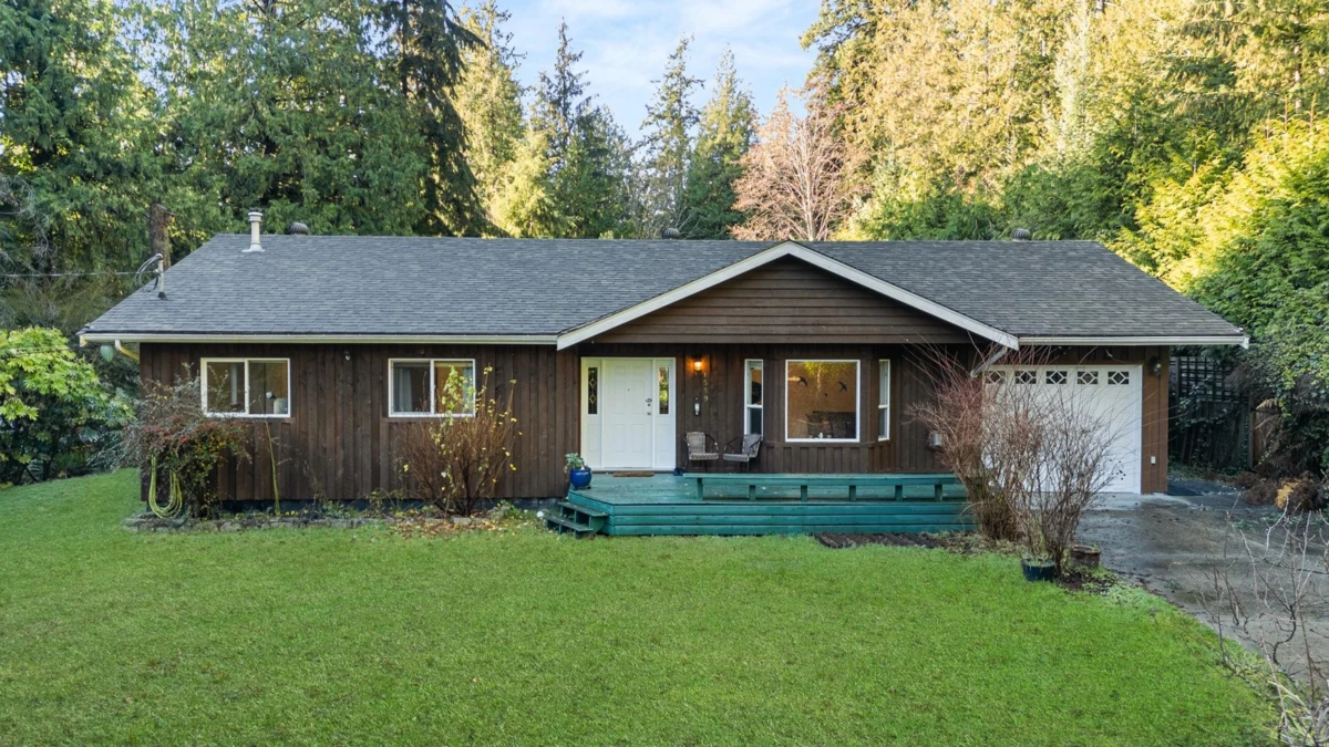 Living Room Photo of 1559 Park Avenue, Roberts Creek, BC