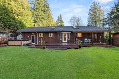 Hot Tub / Spa Photo of 1559 Park Avenue, Roberts Creek, BC