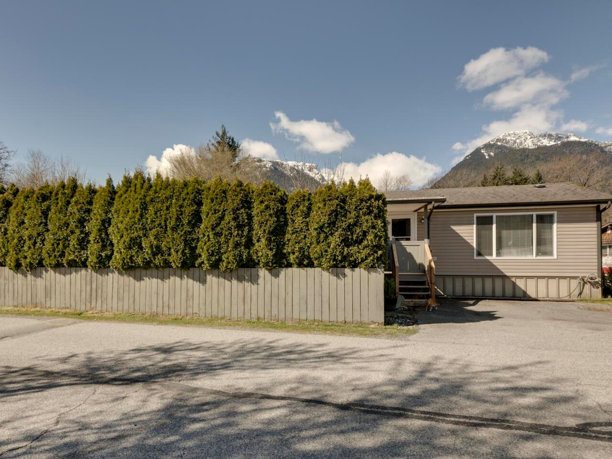 Living Room Photo of 70 40157 Government Road, Squamish, BC