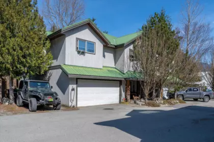 Front Yard Photo of 2 7467 Prospect Street, Pemberton, BC