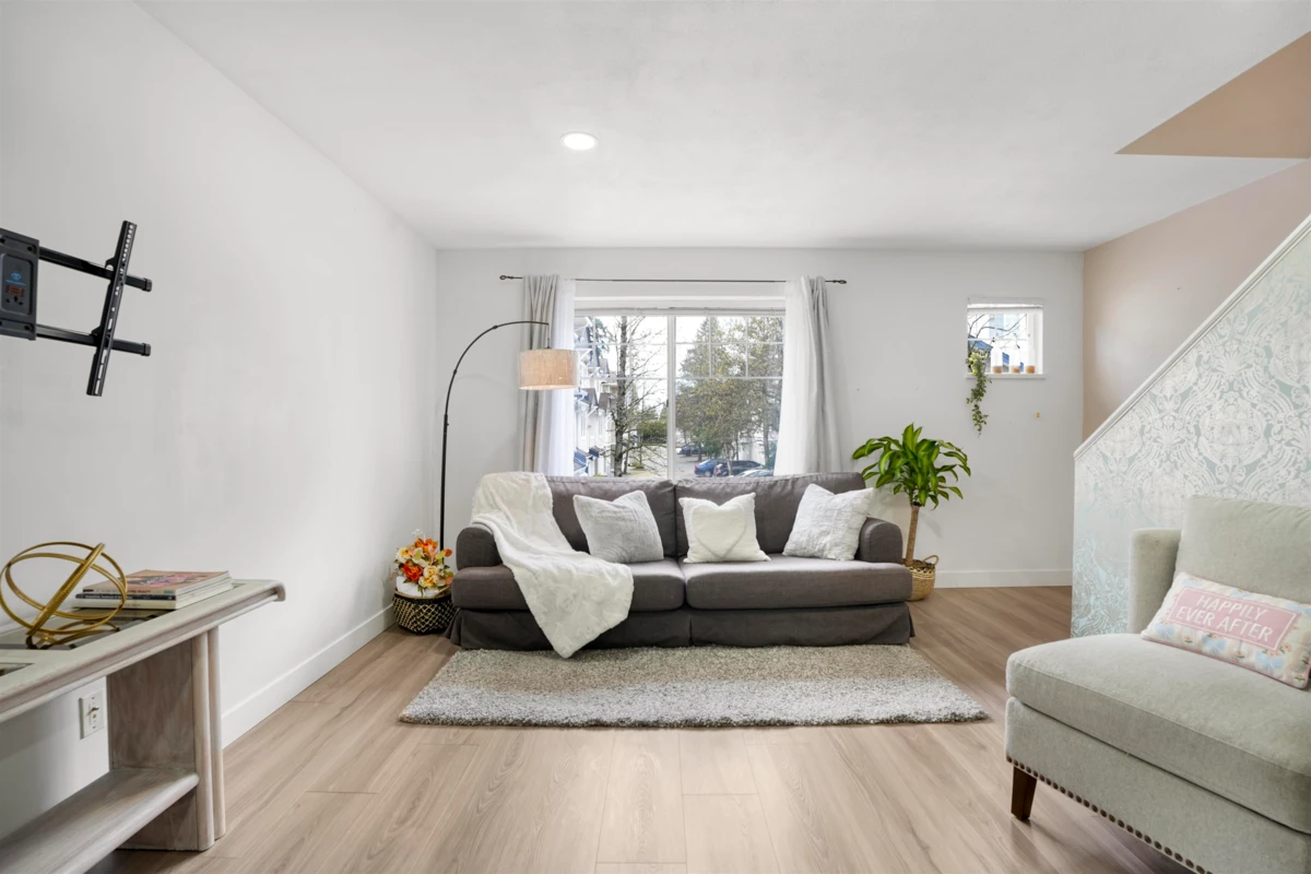 Living Room Photo of 32 6533 121 Street, Surrey, BC