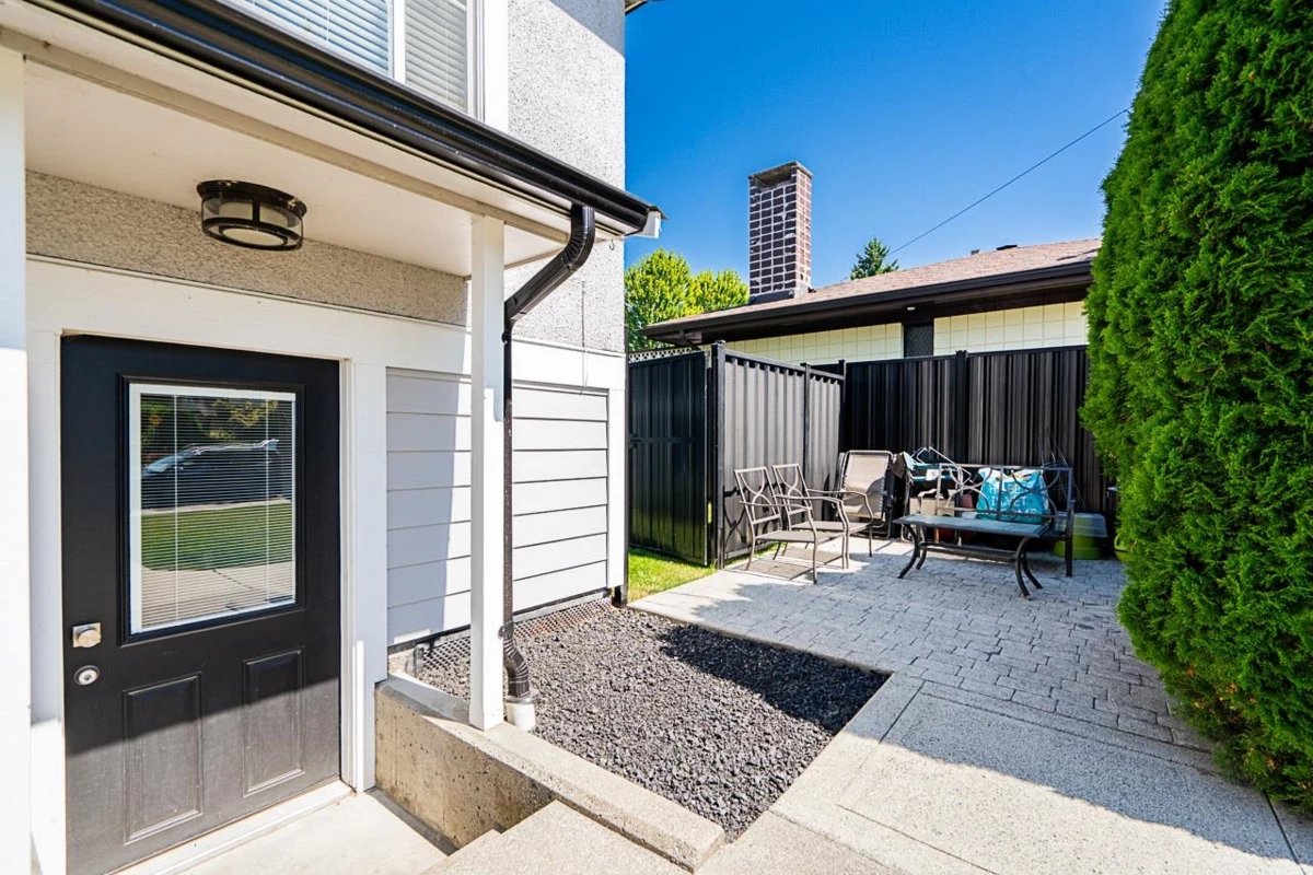 Living Room Photo of 905 Edinburgh Street, New Westminster, BC