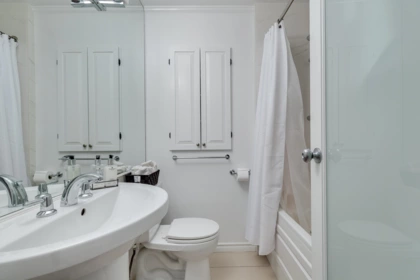 Guest Bathroom Photo of 6431 Rosebery Avenue, West Vancouver, BC