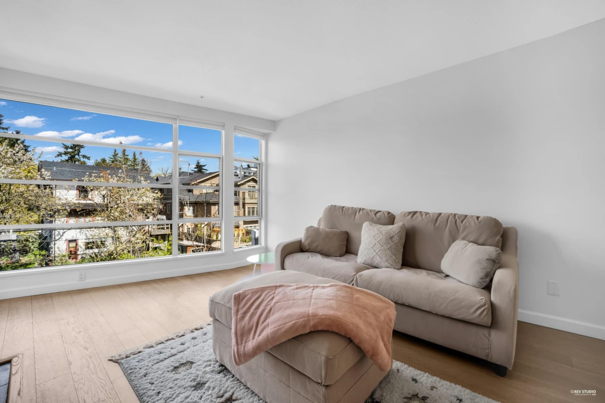 Living Room Photo of 404 2575 W 4th Avenue, Vancouver, BC