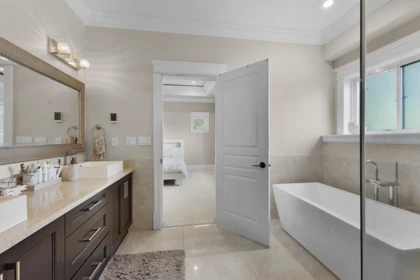 Entry Foyer Photo of 14095 30a Avenue, Surrey, BC