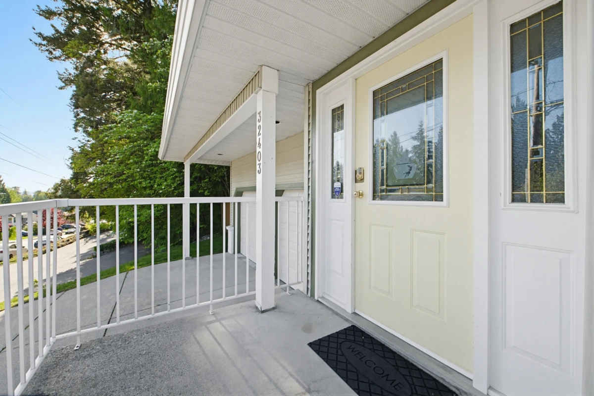 Living Room Photo of 32403 Best Avenue, Mission, BC