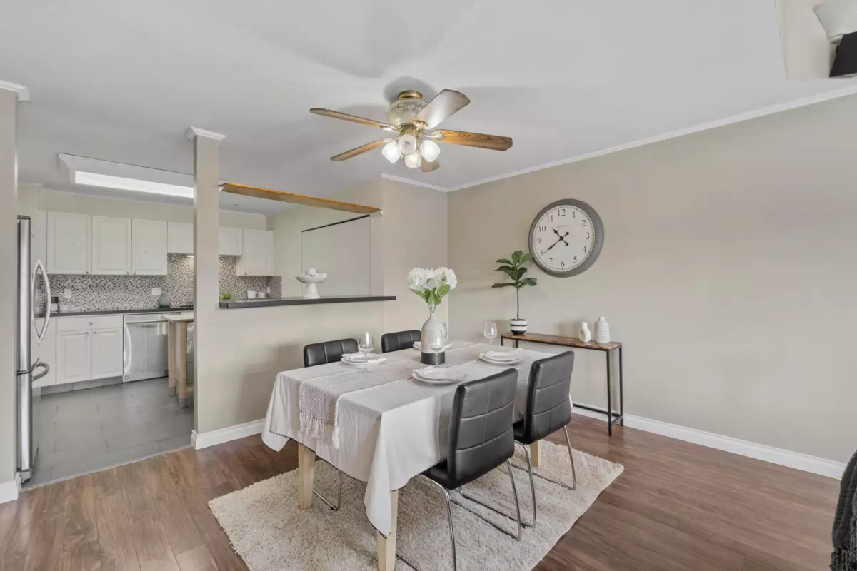 Living Room Photo of 425 3 Rialto Court, New Westminster, BC
