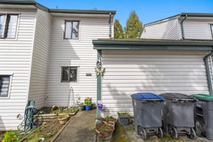 Front Yard Photo of 45 6633 138 Street, Surrey, BC