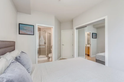 Primary Bathroom Photo of 406 15388 105 Avenue, Surrey, BC