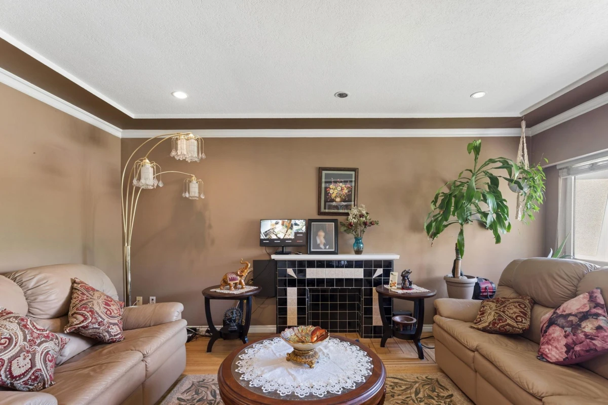 Dining Area Photo of 2248 Mannering Avenue, Vancouver, BC