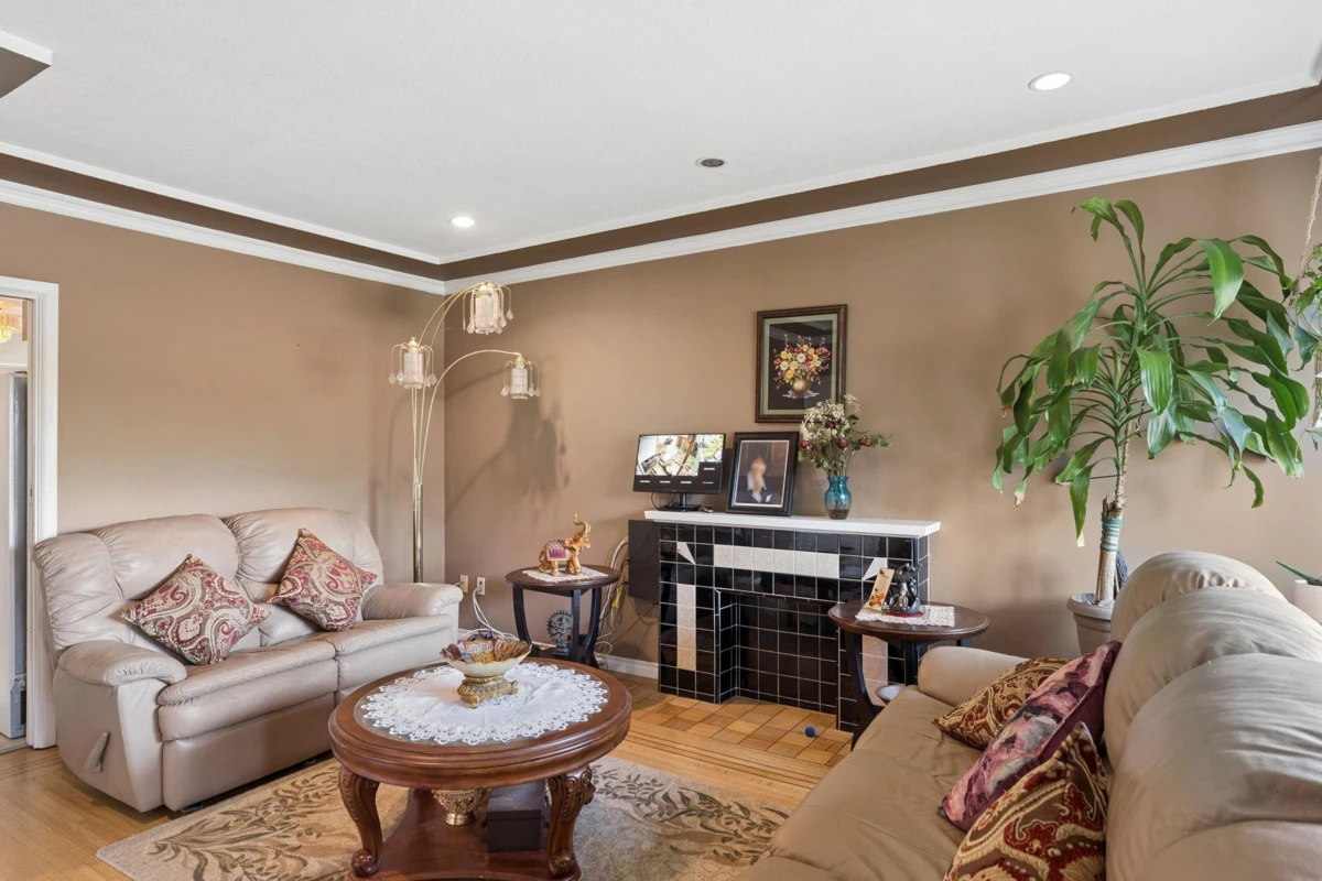 Family Room Photo of 2248 Mannering Avenue, Vancouver, BC