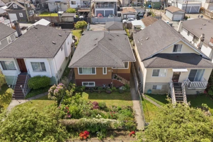 Hot Tub / Spa Photo of 2248 Mannering Avenue, Vancouver, BC