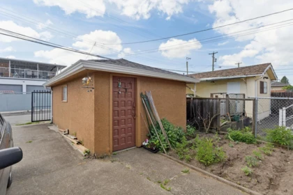 Mudroom Photo of 2248 Mannering Avenue, Vancouver, BC