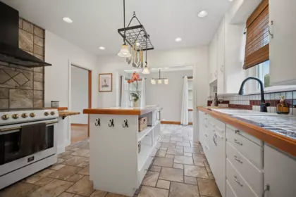 Kitchen Island Photo of 46005 Riverside Drive, Chilliwack, BC