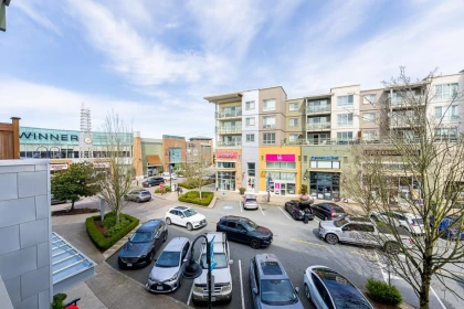Front Yard Photo of 218 15735 Croydon Drive, Surrey, BC