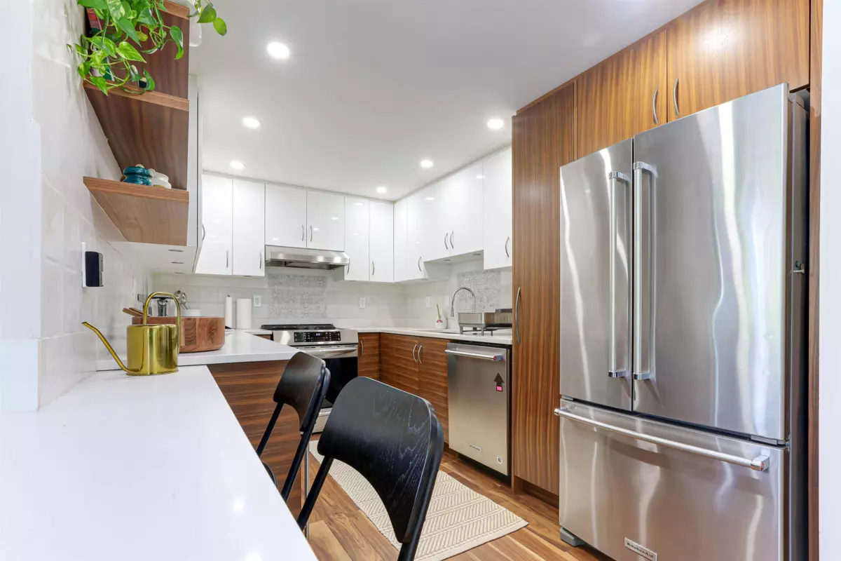Family Room Photo of 505 1006 Beach Avenue, Vancouver, BC