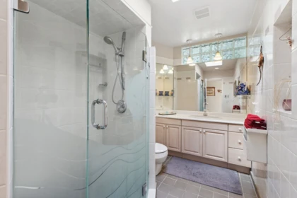 Primary Bathroom Photo of 474 Fairway Drive, North Vancouver, BC
