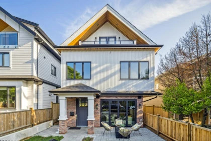 Swimming Pool Photo of 1 2244 E 11th Avenue, Vancouver, BC