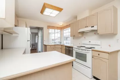 Walk-In Closet Photo of 25 32659 George Ferguson Way, Abbotsford, BC
