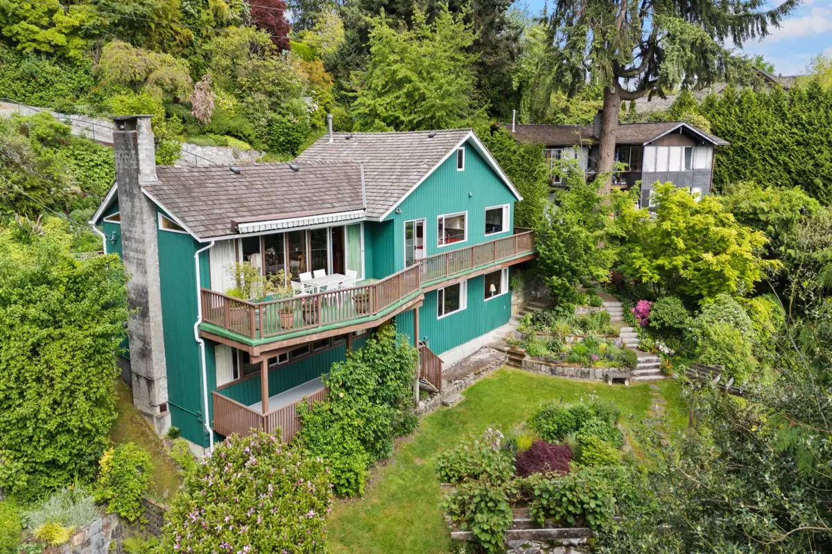 Family Room Photo of 2660 Queens Avenue, West Vancouver, BC