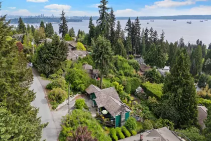 Backyard Photo of 2660 Queens Avenue, West Vancouver, BC