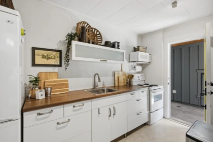 Basement Recreation Room Photo of 3552 Beach Avenue, Roberts Creek, BC