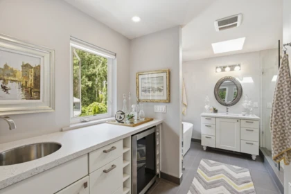 Powder Room Photo of 3552 Beach Avenue, Roberts Creek, BC