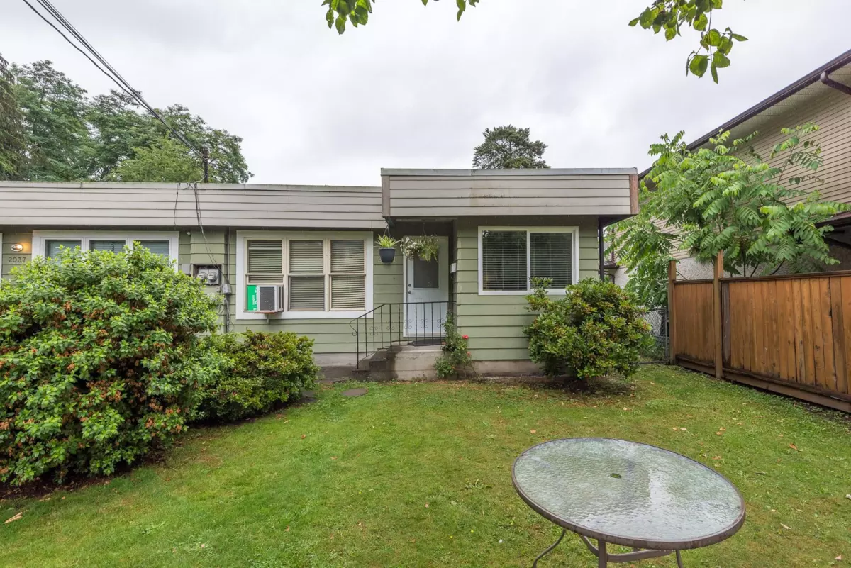 Living Room Photo of 2031 Manning Avenue, Port Coquitlam, BC