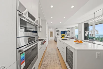 Kitchen Island Photo of 907 1439 George Street, White Rock, BC