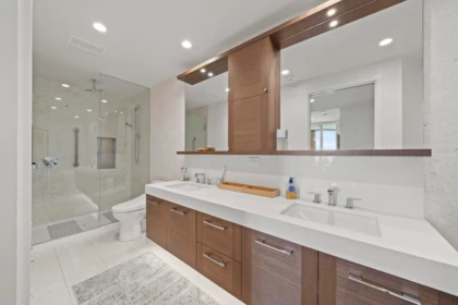 Laundry Room Photo of 907 1439 George Street, White Rock, BC