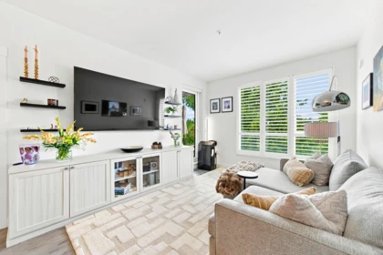 401 1327 Draycott Road, North Vancouver, BC, North Vancouver — Apartment/Condo for sale