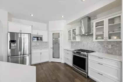 Kitchen Island Photo of 19661 73b Avenue, Langley, BC