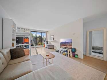 210 141 W 13th Street, North Vancouver, BC, North Vancouver — Apartment/Condo for sale