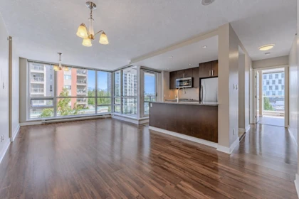 803 2978 Glen Drive, Coquitlam, BC, Coquitlam — Apartment/Condo for sale