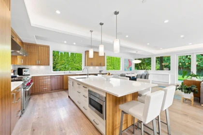 Kitchen Island Photo of 376 St. James Crescent, West Vancouver, BC