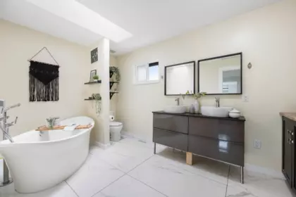 Hallway Photo of 2378 Mariana Place, Coquitlam, BC