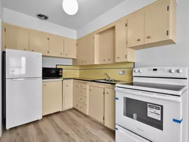 Walk-In Closet Photo of 105 1879 Barclay Street, Vancouver, BC