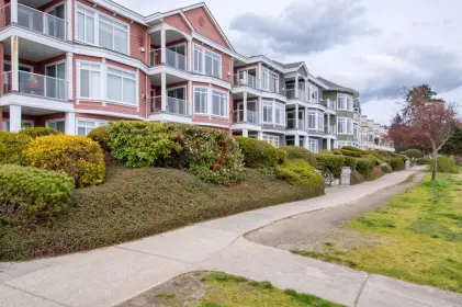 203 5470 Inlet Avenue, Sechelt, BC, Sechelt — Apartment/Condo for sale