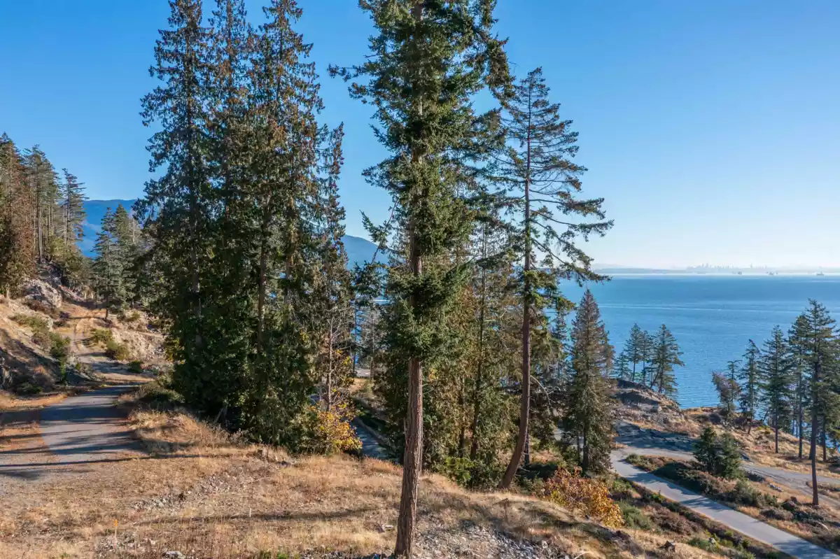 Kitchen Island Photo of 818 Mcintosh Lane, Bowen Island, BC