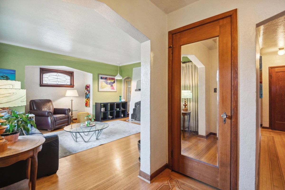 Living Room Photo of 1216 Edinburgh Street, New Westminster, BC