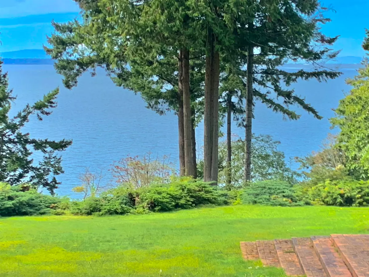 Family Room Photo of 12581 16 Avenue, Surrey, BC