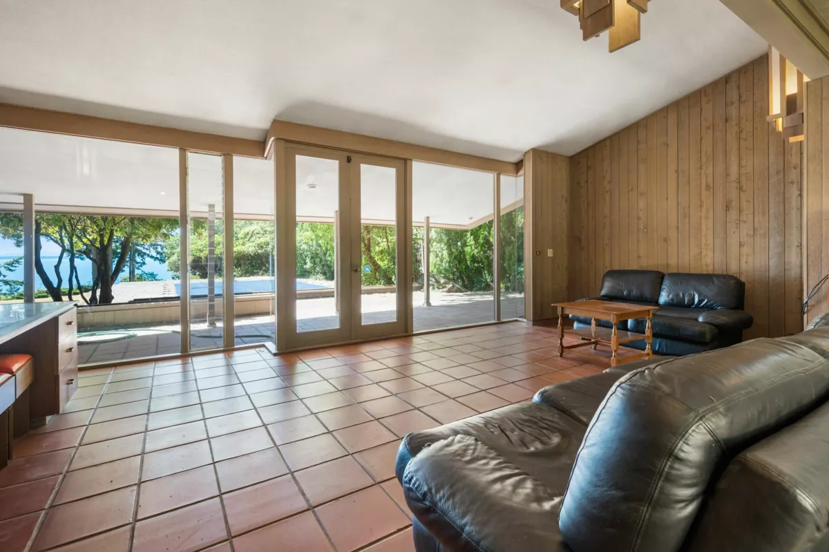 Guest Bathroom Photo of 12581 16 Avenue, Surrey, BC