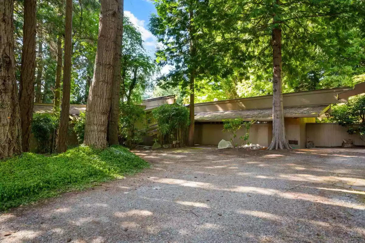 Kitchen Island Photo of 12581 16 Avenue, Surrey, BC