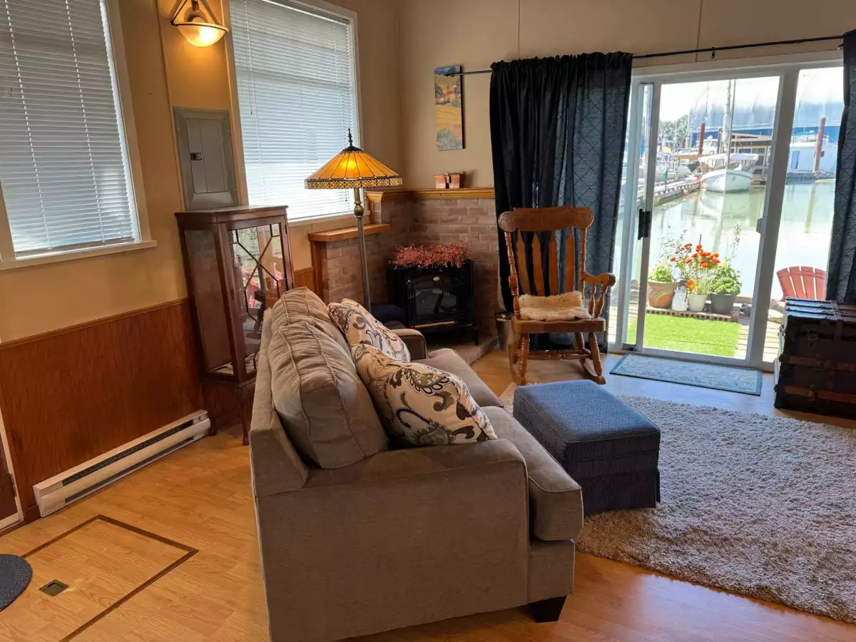 Kitchen Island Photo of 23220 Dyke Road, Richmond, BC