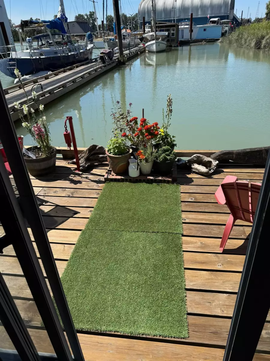 Walk-In Closet Photo of 23220 Dyke Road, Richmond, BC